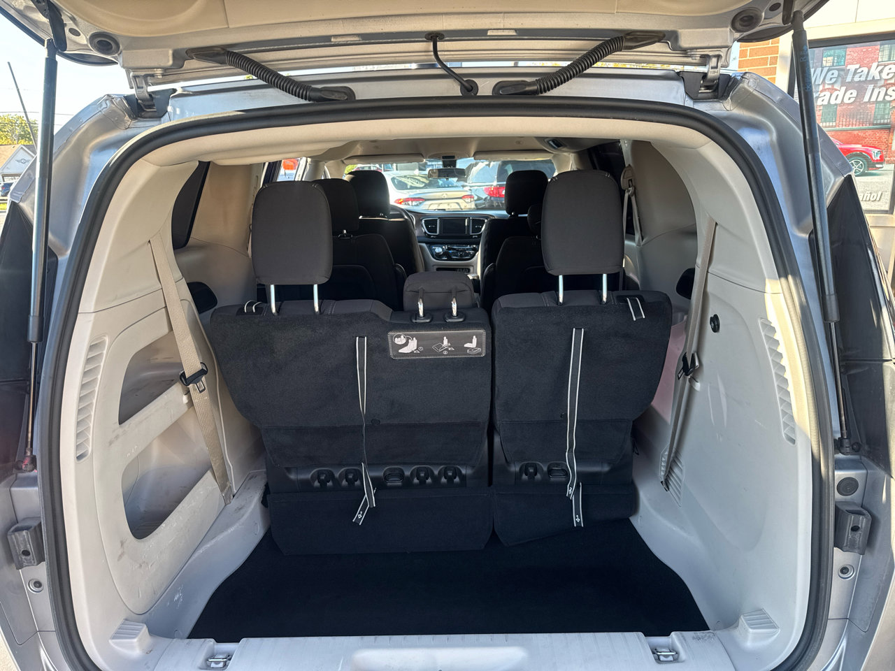 Used 2021 Chrysler Voyager LX image 5