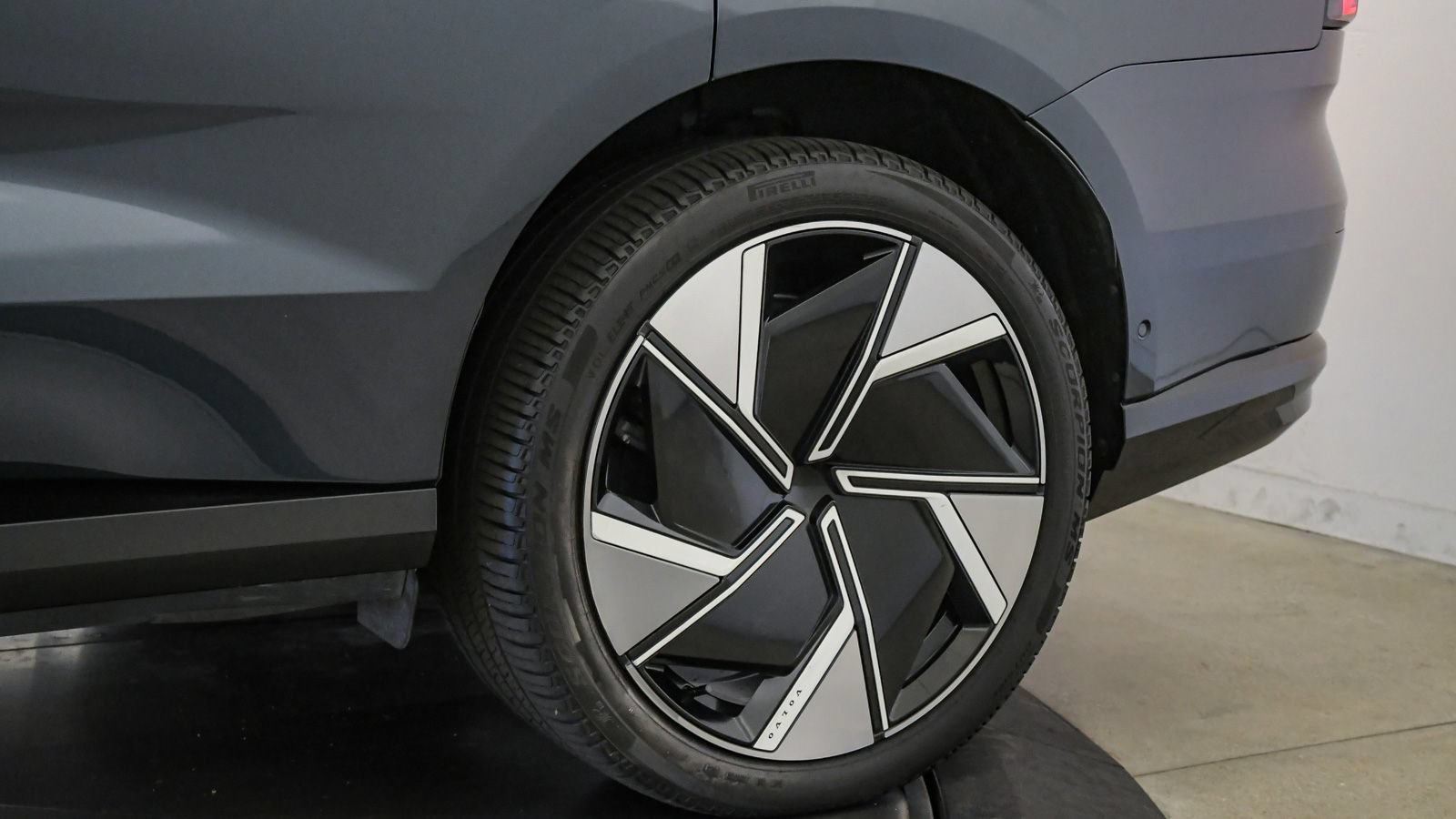 Certified 2025 Volvo EX90 Ultra AWD/4WD image 10