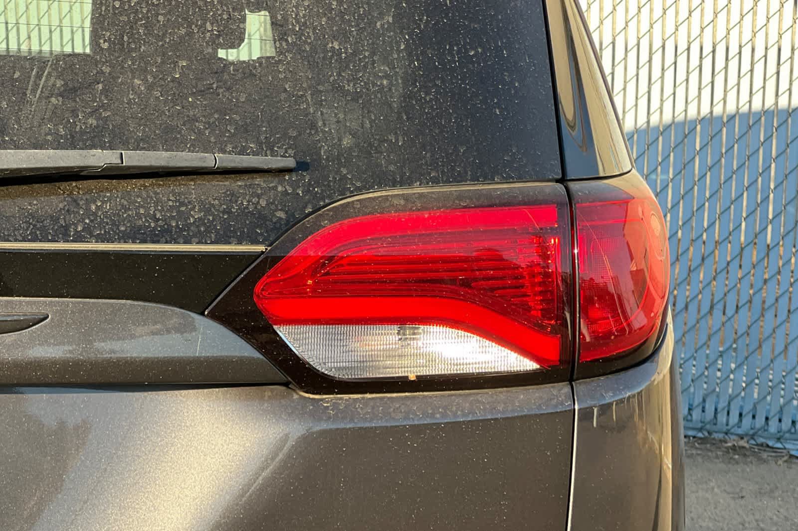 Used 2018 Chrysler Pacifica Limited w/ Advanced Safetytec Group FWD image 21