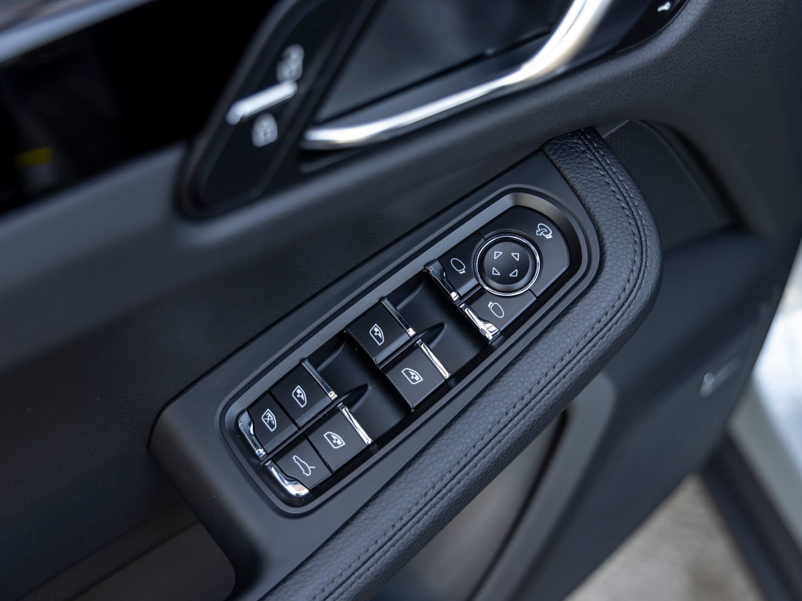 Certified 2025 Porsche Macan AWD/4WD image 23