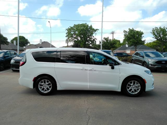Used 2025 Chrysler Pacifica Select FWD image 5