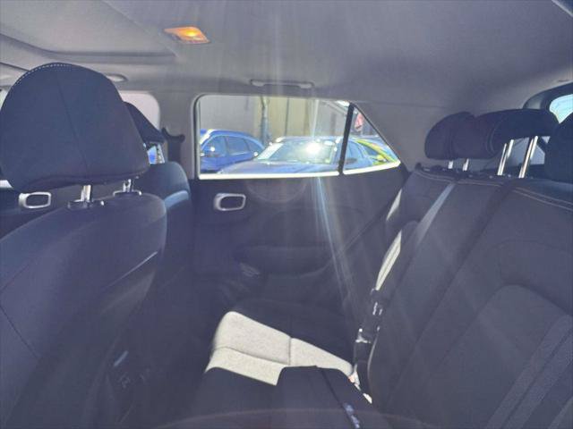 Used 2024 Hyundai Venue SEL FWD image 12