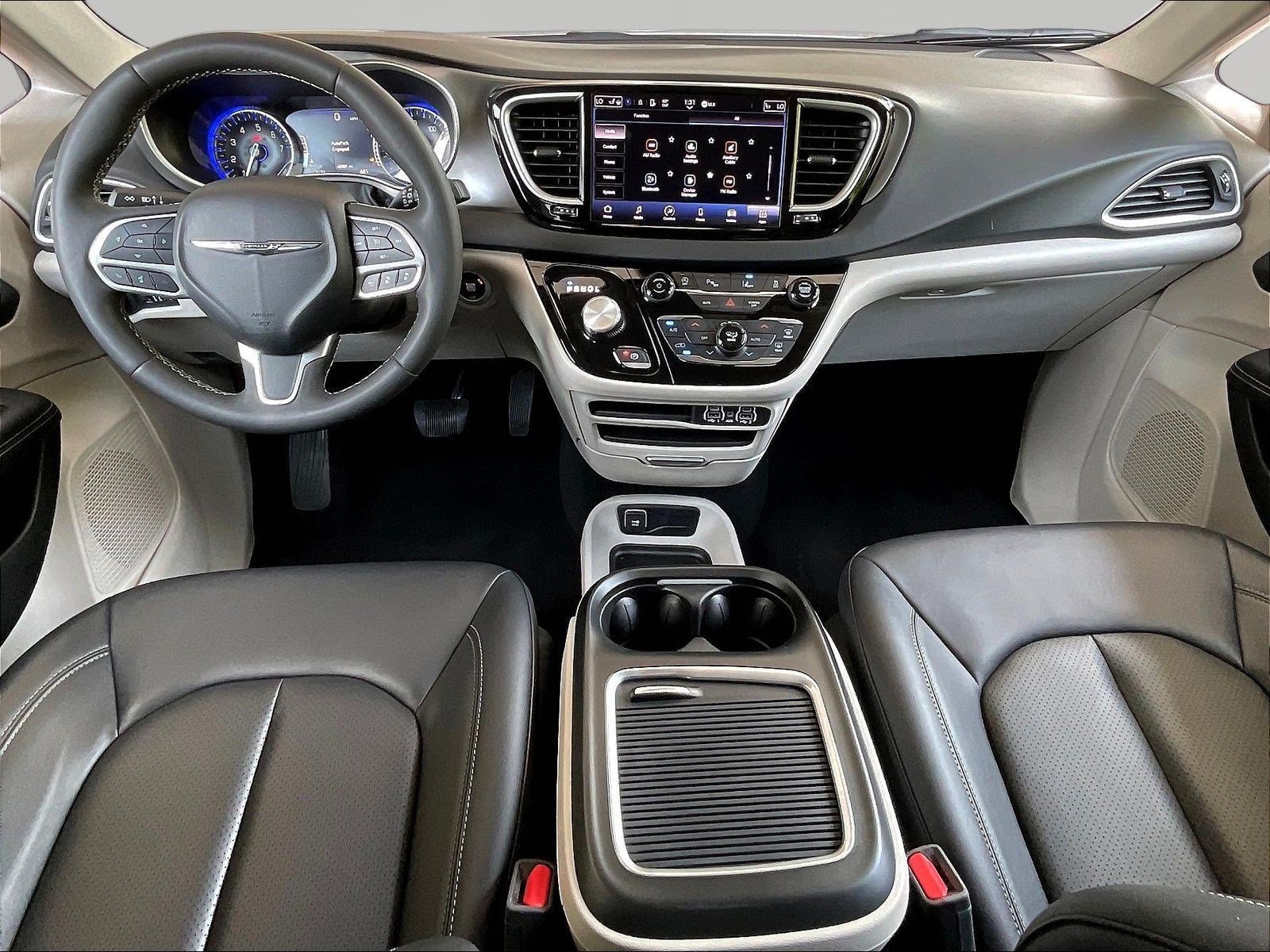 Used 2024 Chrysler Pacifica Touring-L FWD image 7