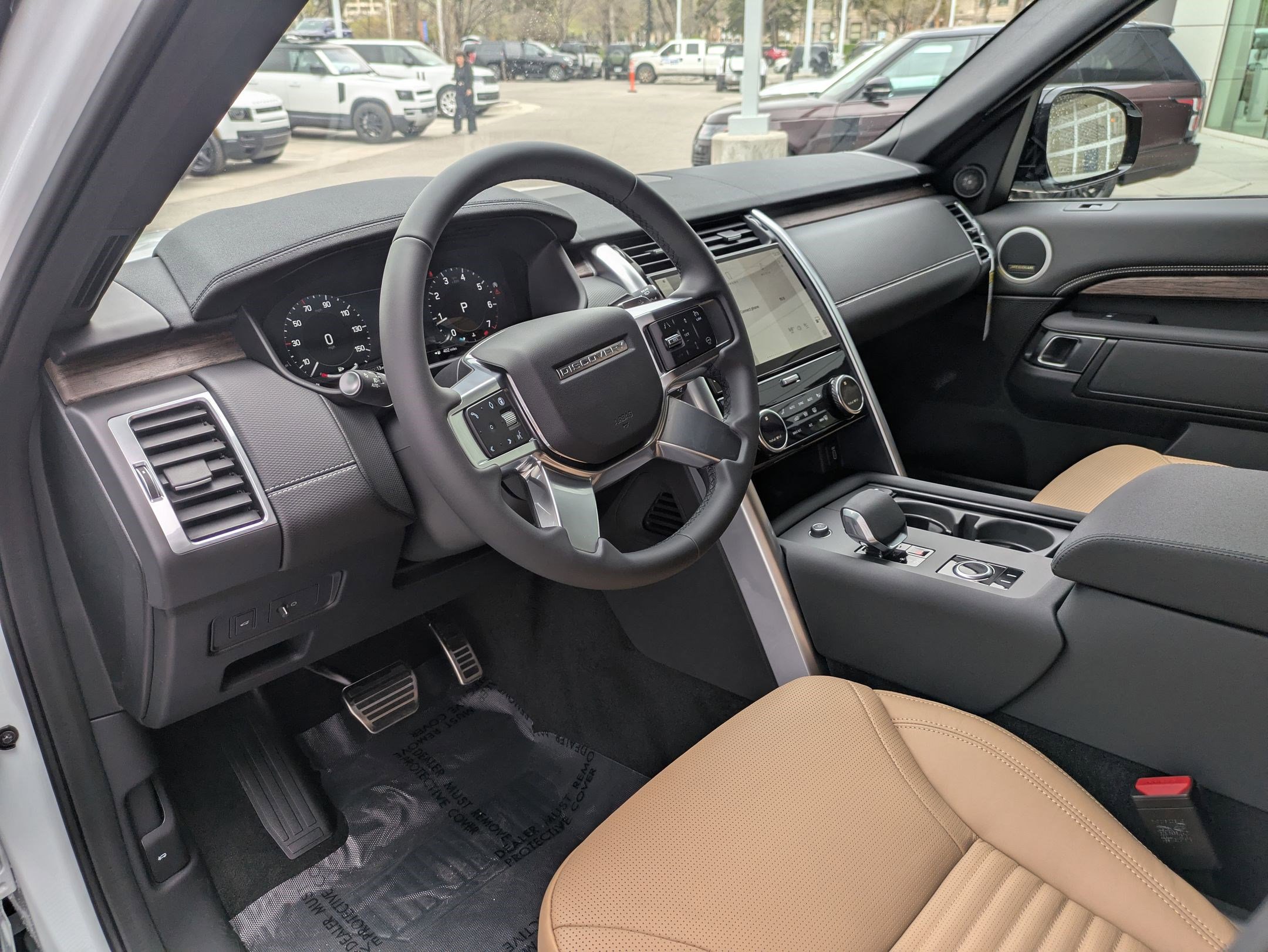 New 2026 Land Rover Discovery Dynamic SE image 15