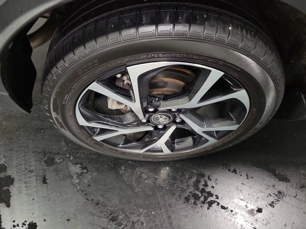 Used 2018 Toyota C-HR XLE FWD image 11