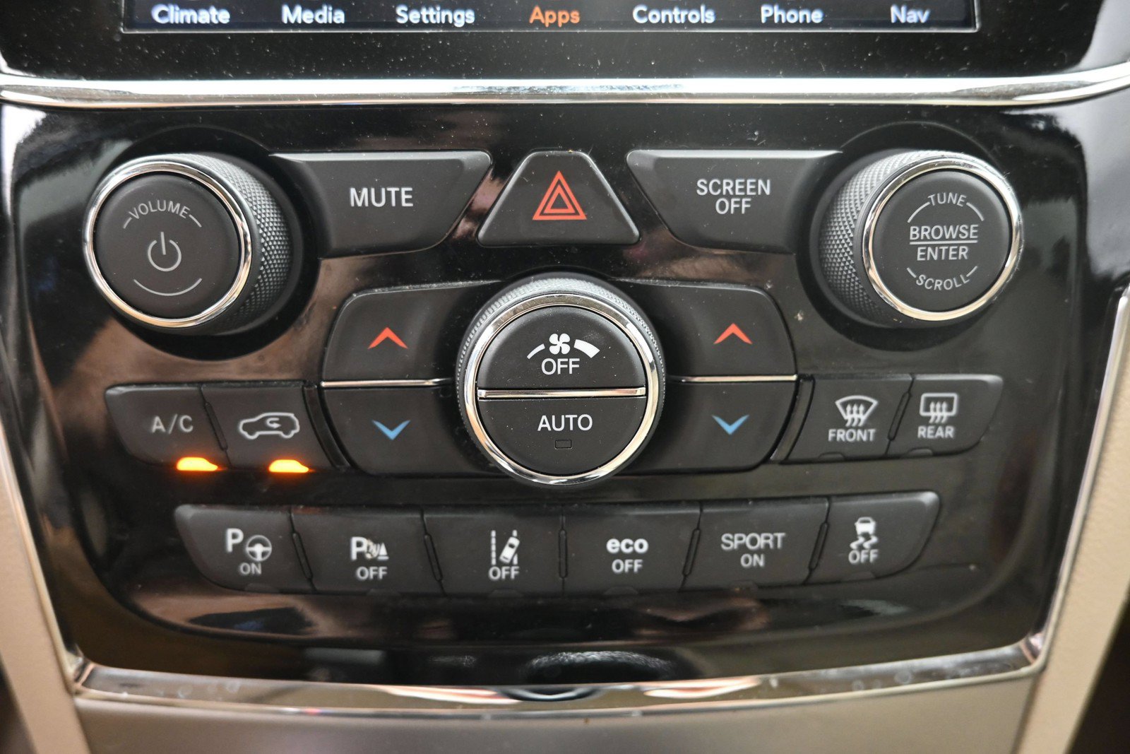 Used 2020 Jeep Grand Cherokee Overland AWD/4WD image 17