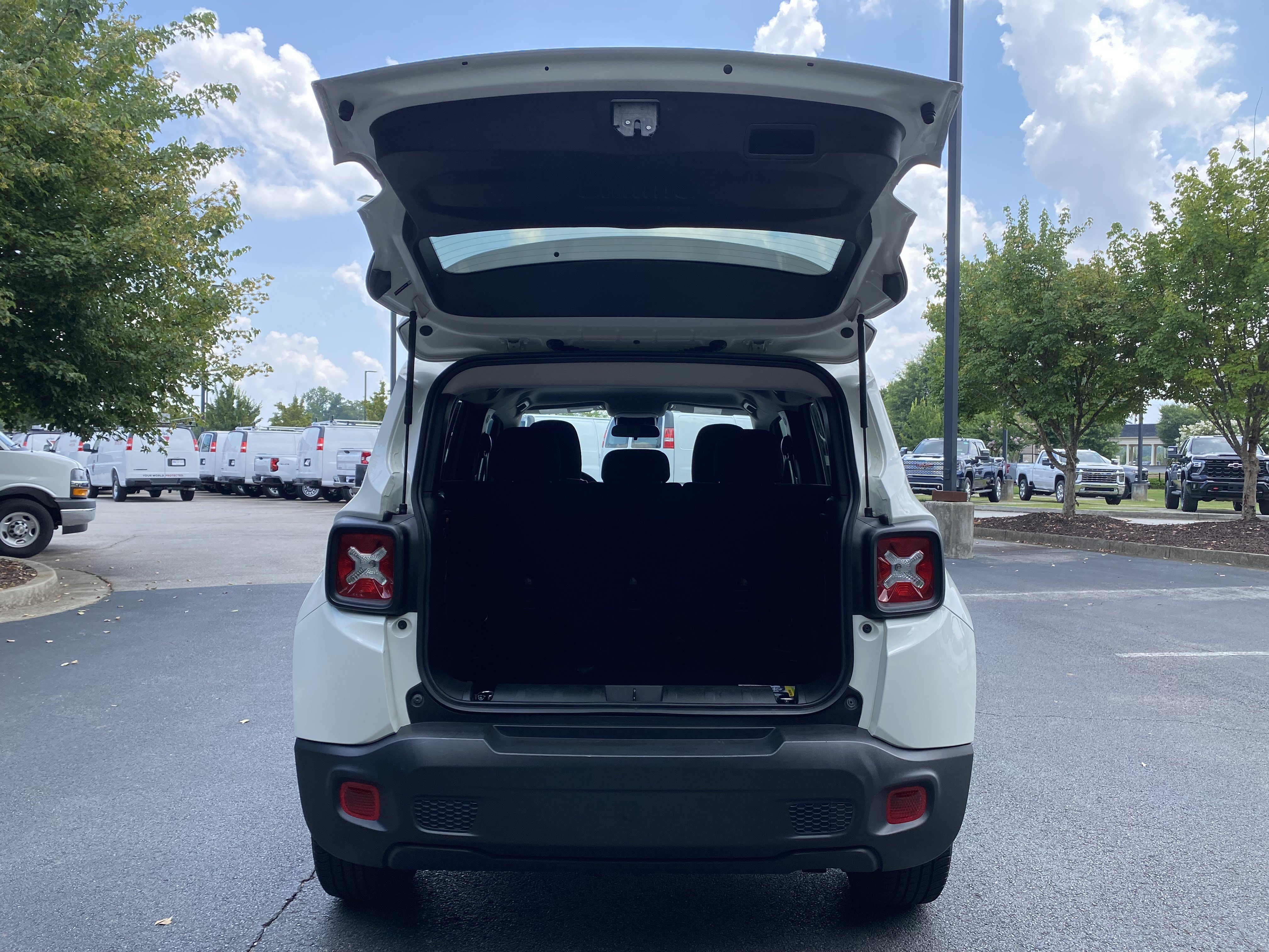 Used 2022 Jeep Renegade Sport w/ Sport Appearance Group AWD/4WD image 11