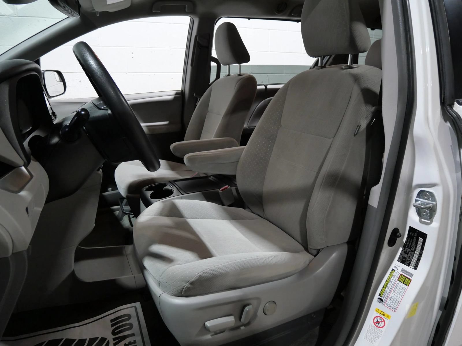 Used 2018 Toyota Sienna LE FWD image 13