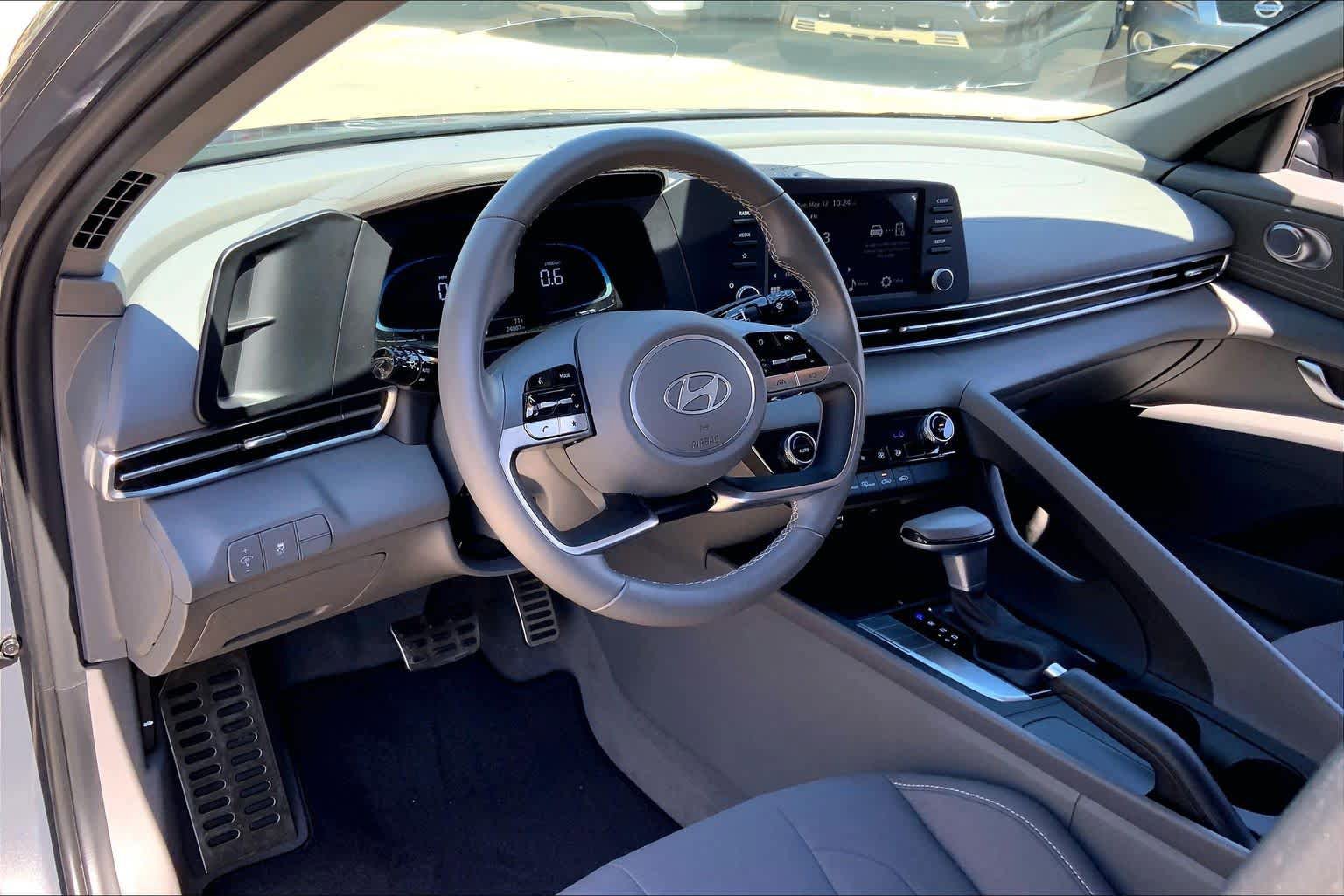 Used 2025 Hyundai Elantra Sport FWD image 18