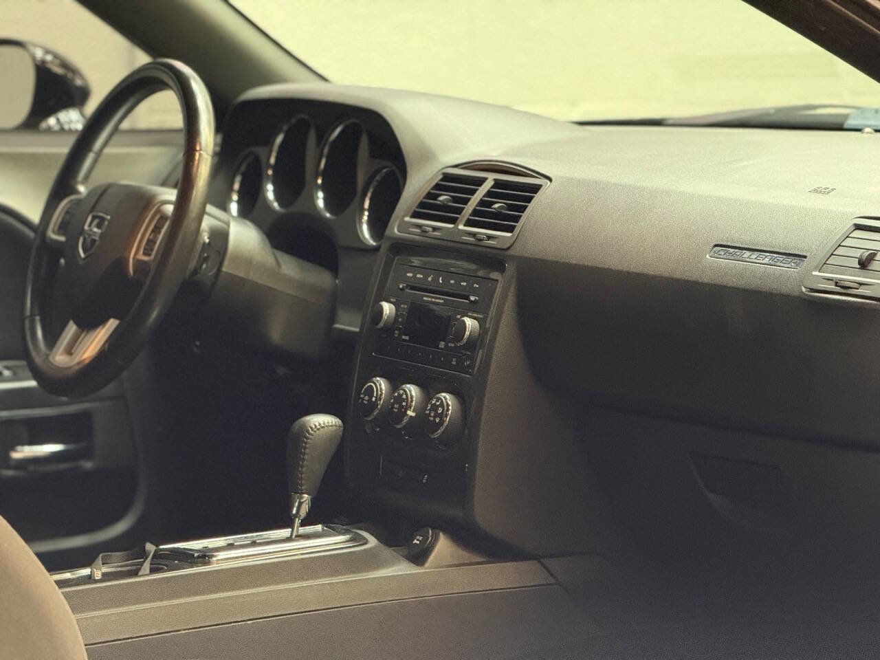 Used 2013 Dodge Challenger SXT image 2