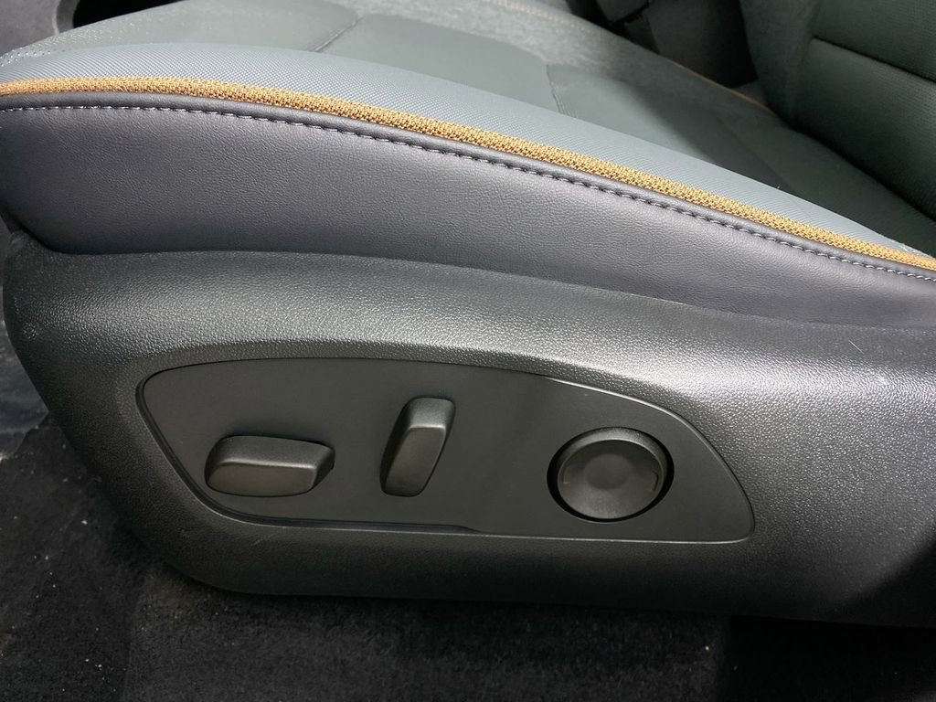 Used 2025 GMC Acadia AT4 w/ Luxury Package image 12