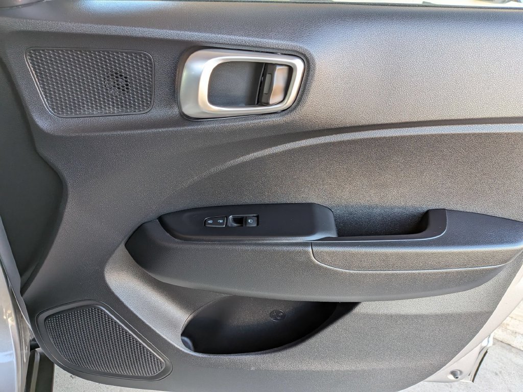 Used 2025 Hyundai Venue SEL FWD image 29