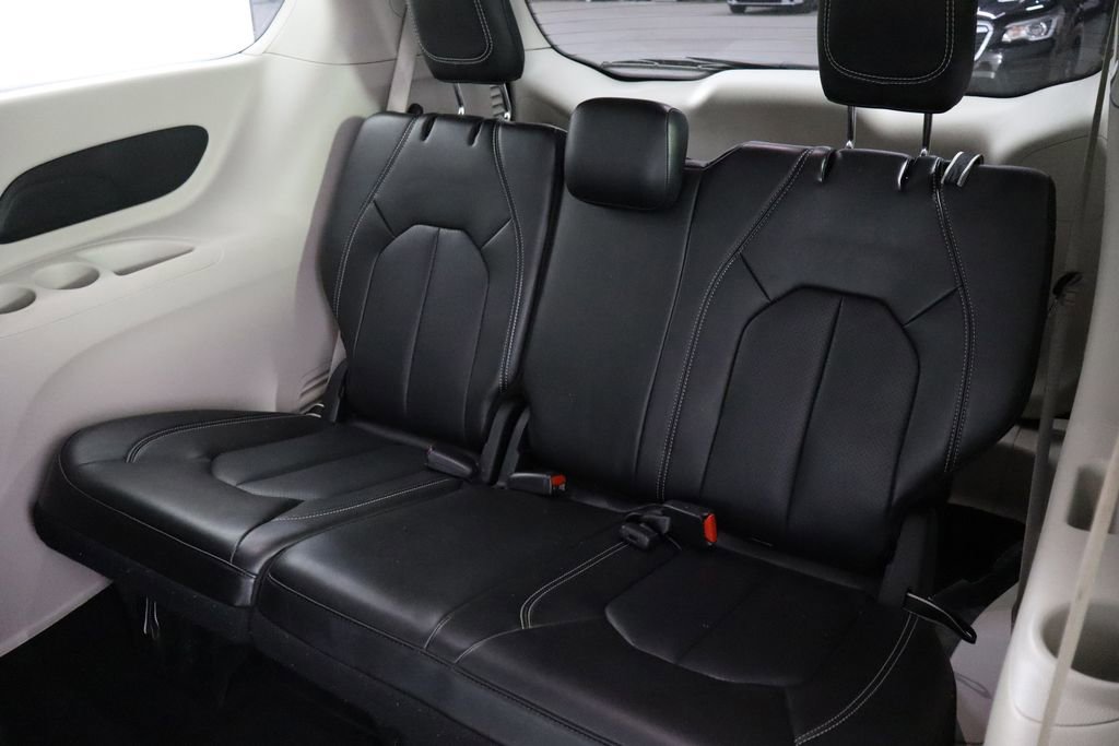 Used 2023 Chrysler Pacifica Touring-L image 17