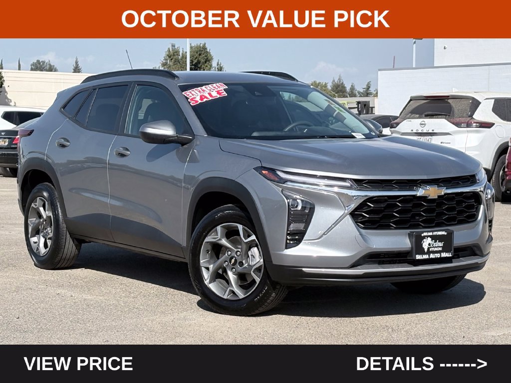 Used 2025 Chevrolet Trax LT FWD image 2