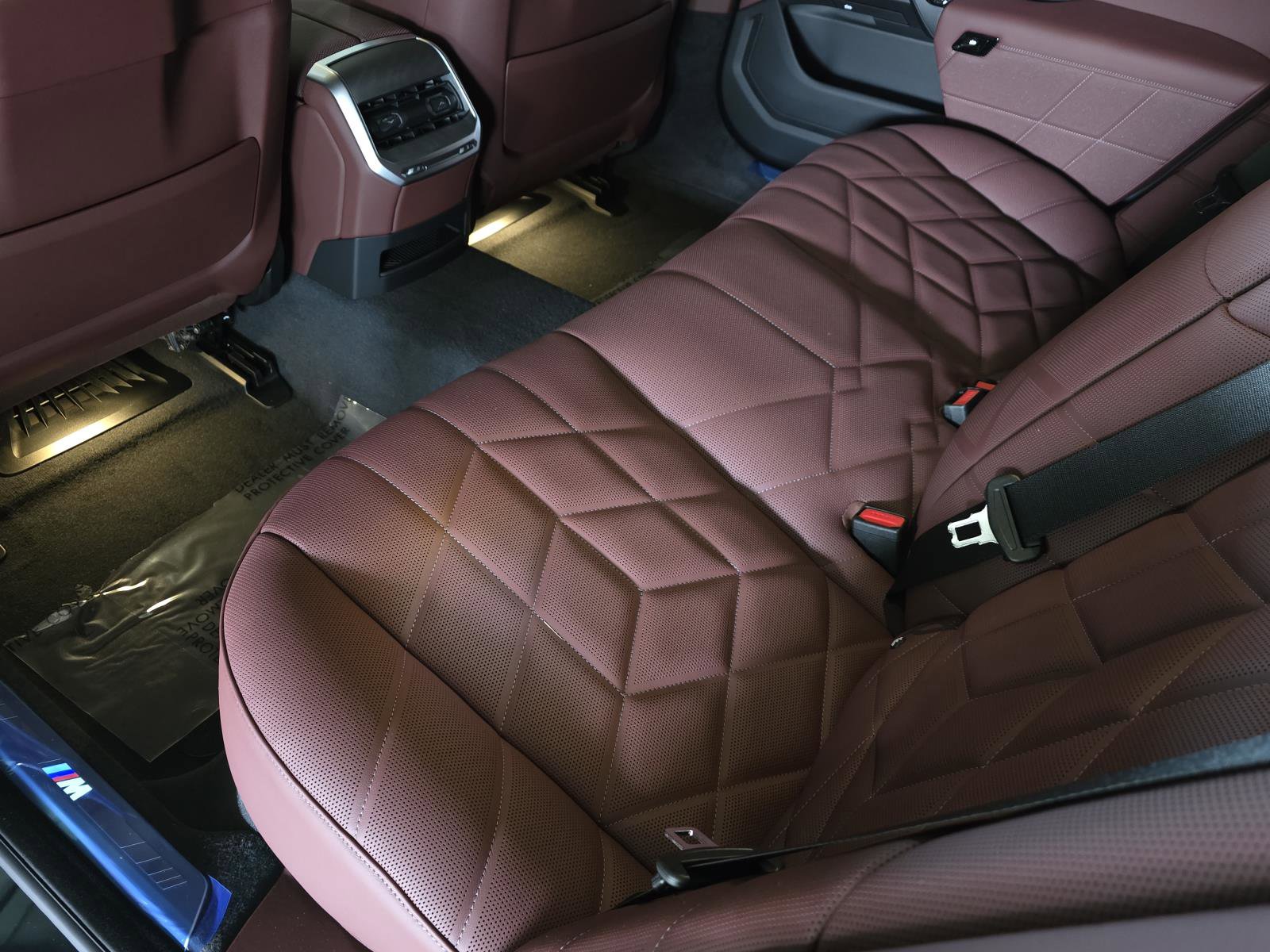 New 2025 BMW 750e xDrive w/ Premium Package image 9