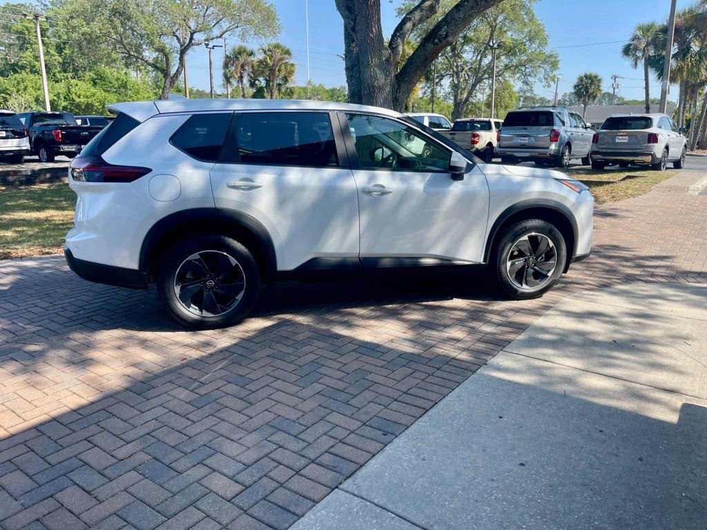 Used 2025 Nissan Rogue SV AWD/4WD image 6