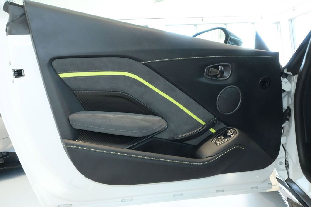 Used 2023 Aston Martin V8 Vantage Coupe RWD image 28