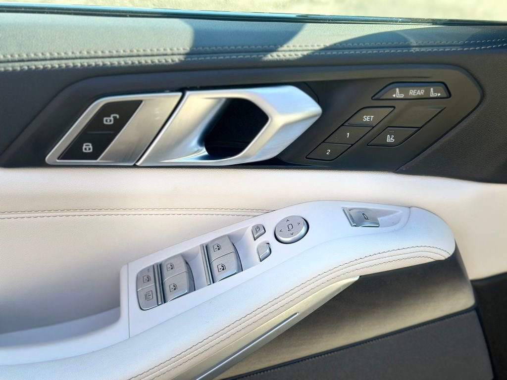 Used 2024 BMW X7 M60i w/ Climate Comfort Package image 18