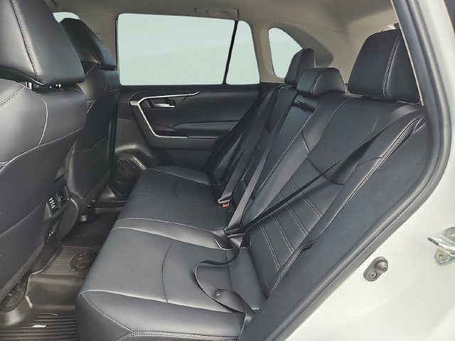 Used 2022 Toyota RAV4 XLE Premium FWD image 8