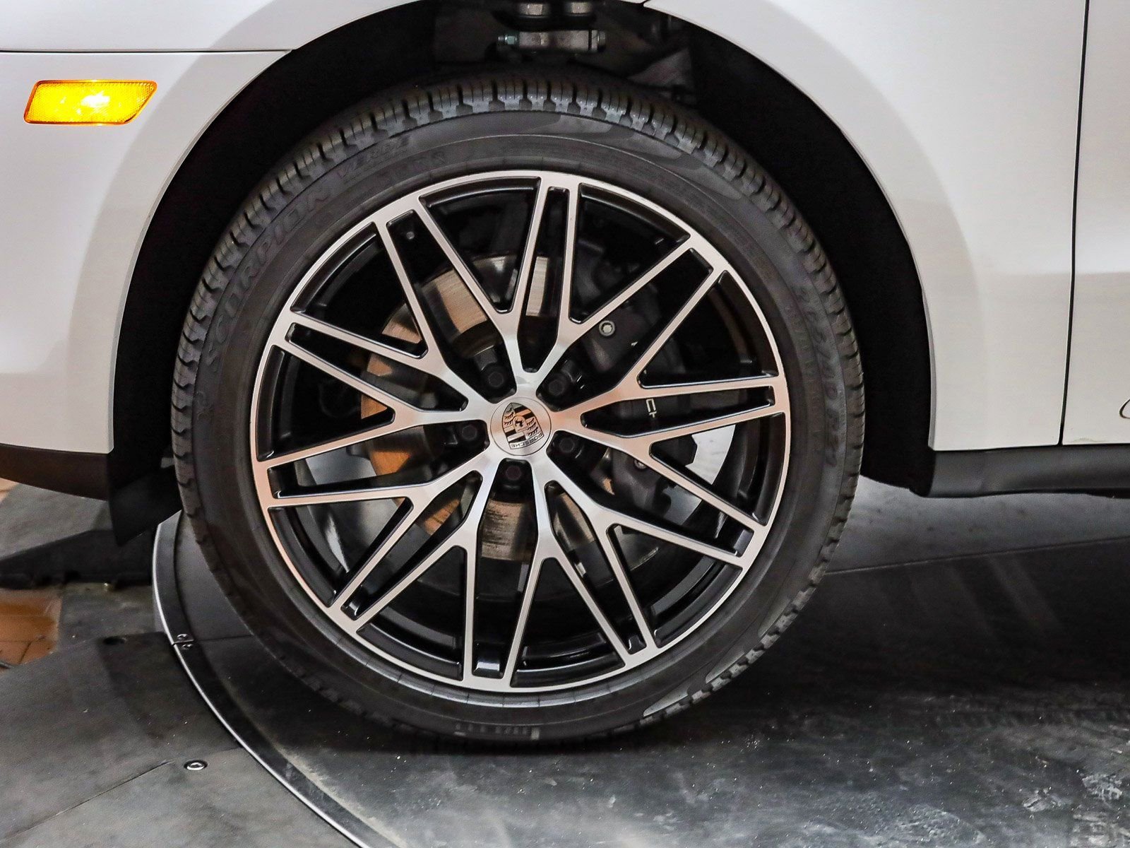 Certified 2025 Porsche Macan image 10