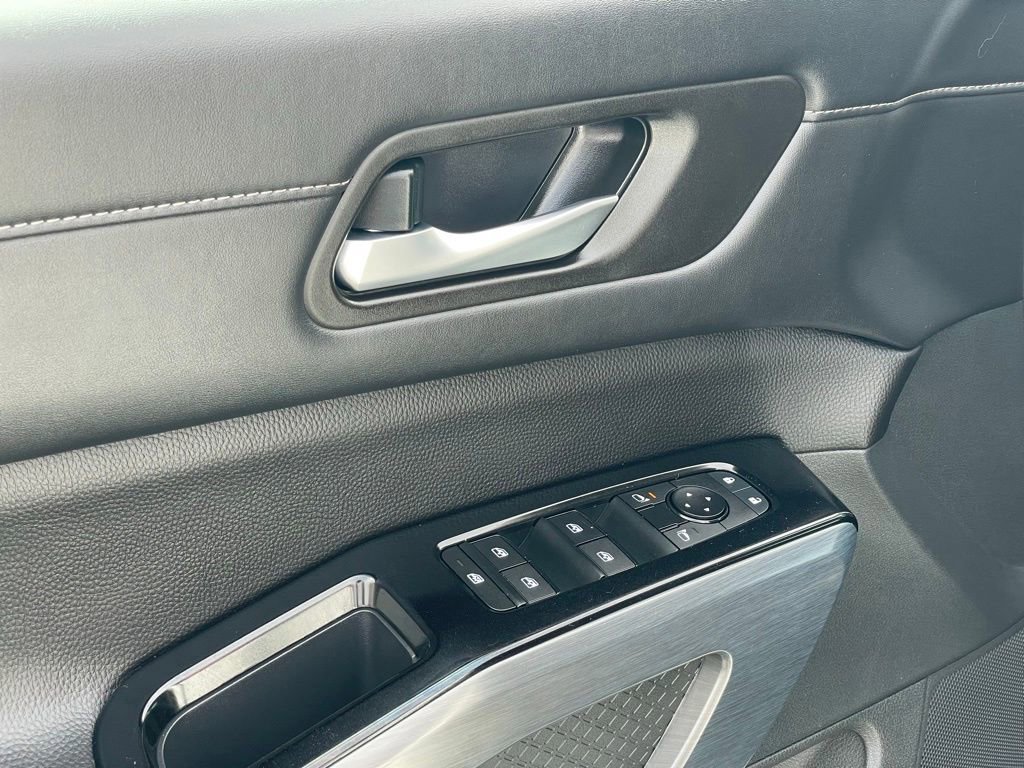 Certified 2025 Nissan Pathfinder SL image 16