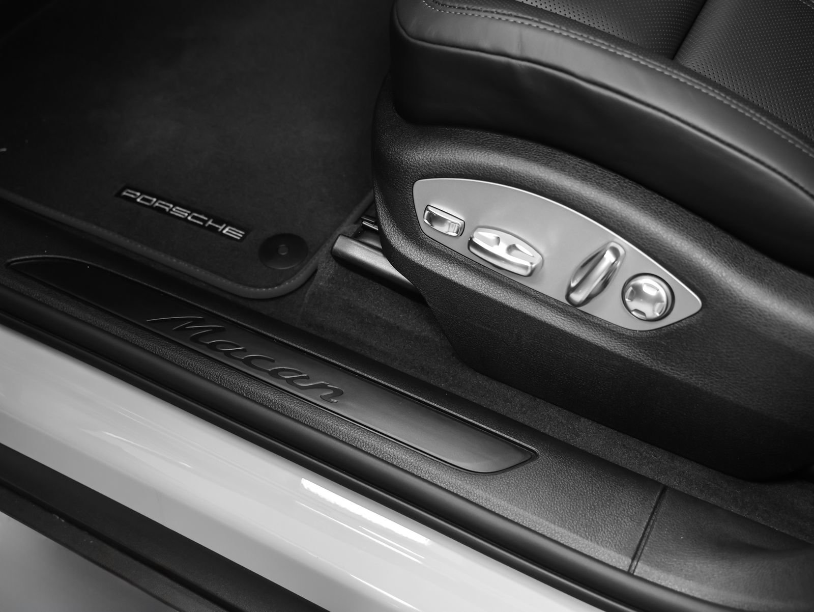 New 2026 Porsche Macan AWD/4WD image 25