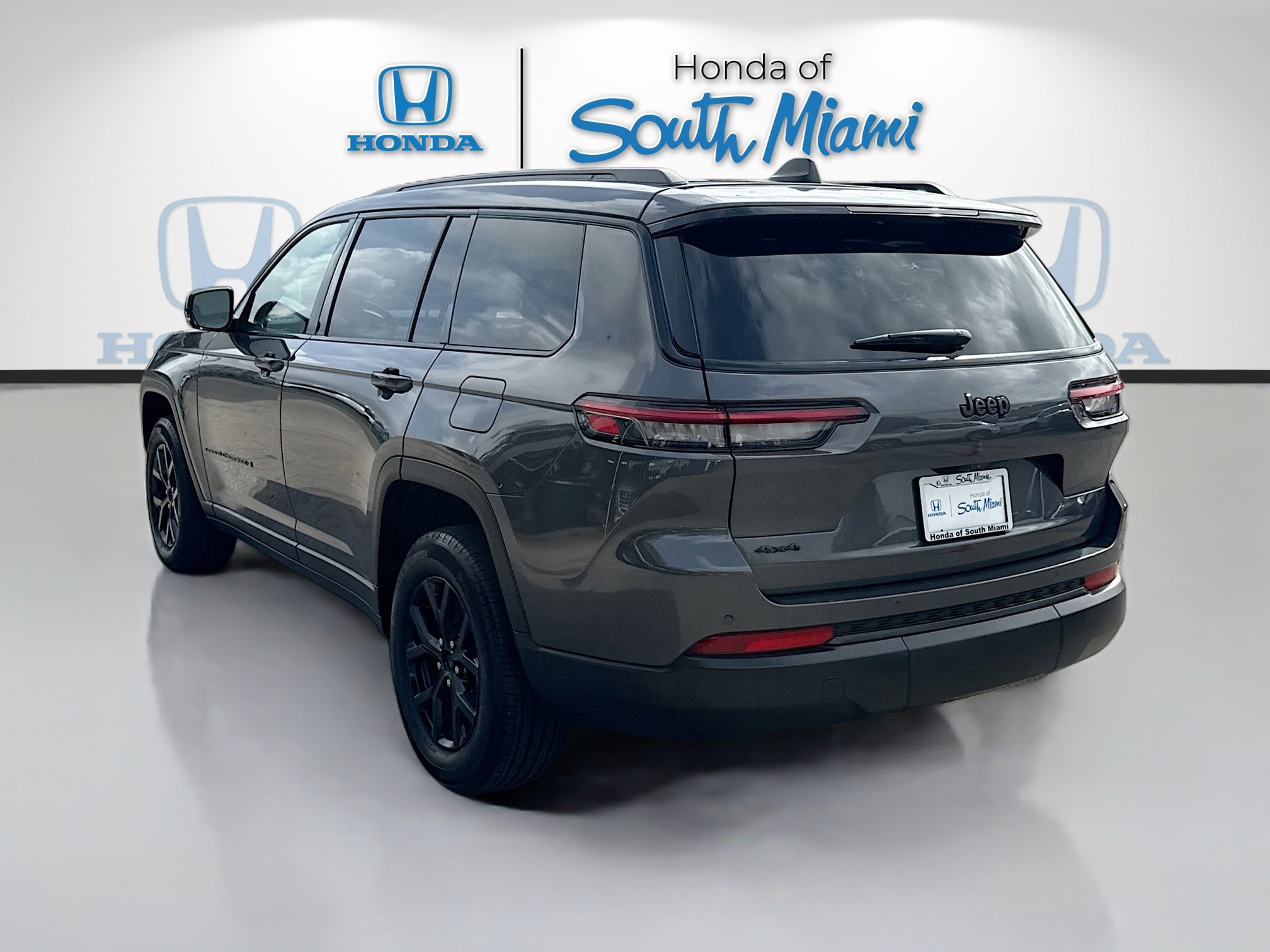 Used 2024 Jeep Grand Cherokee L Laredo image 5