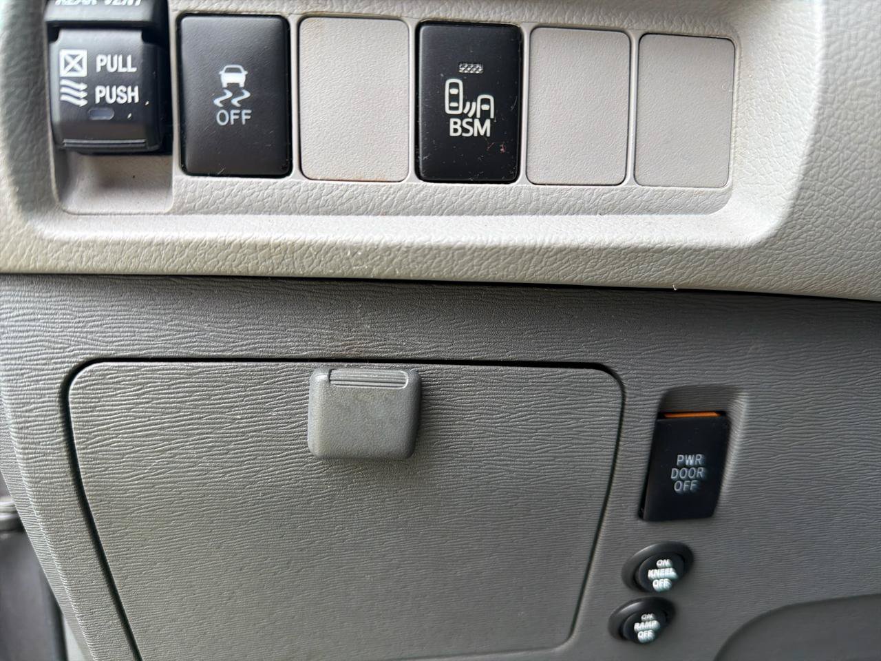 Used 2017 Toyota Sienna XLE FWD image 17