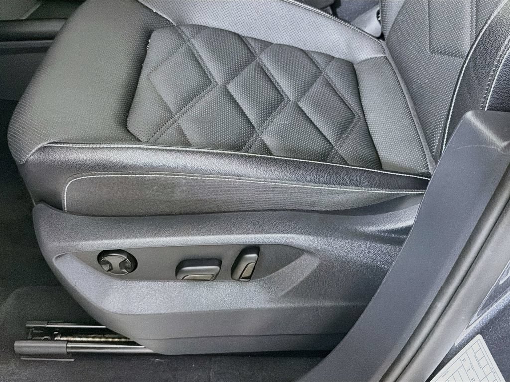 Used 2025 Volkswagen Atlas SE AWD/4WD image 21