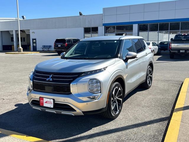 Used 2024 Mitsubishi Outlander AWD image 2