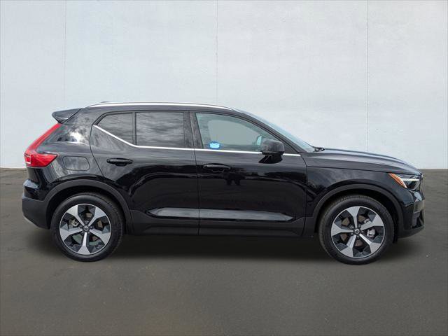 Used 2025 Volvo XC40 B5 Core w/ Protection Package Premier image 6