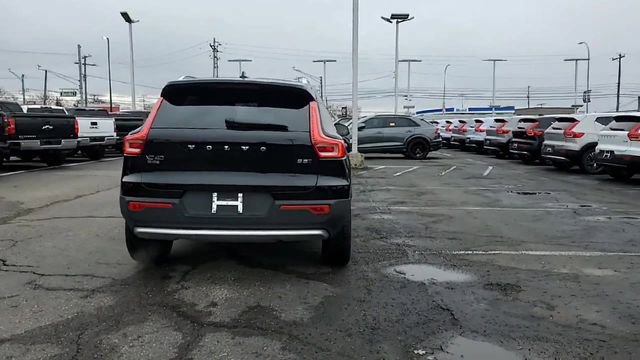 Used 2025 Volvo XC40 B5 Core image 7