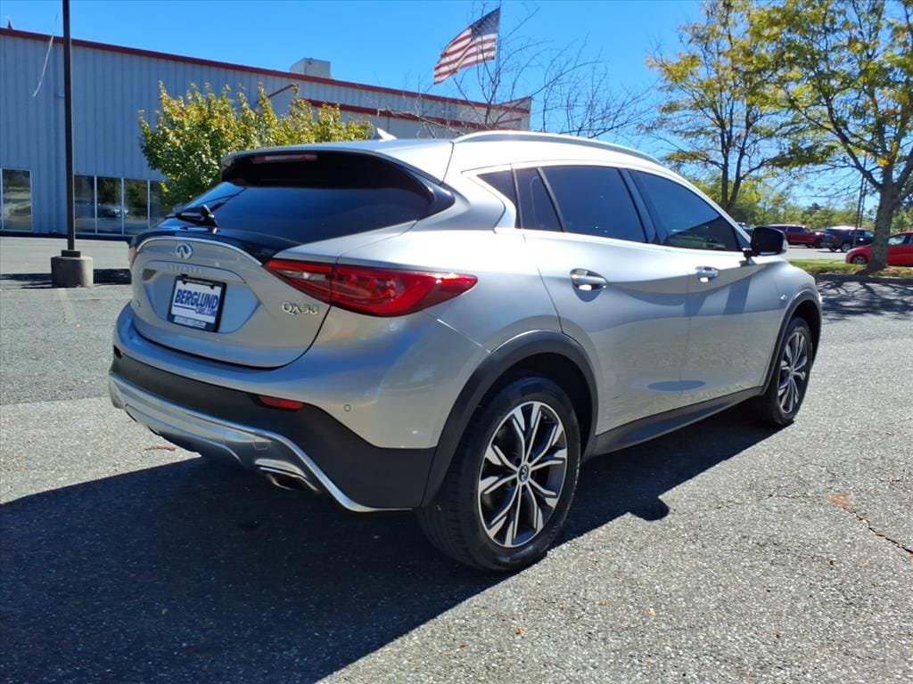 Used 2017 INFINITI QX30 Premium w/ Navigation Package AWD/4WD image 4