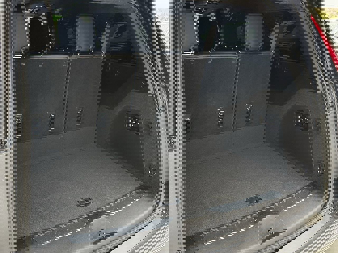 Used 2023 Cadillac Escalade ESV V w/ LPO, ONYX Package image 25