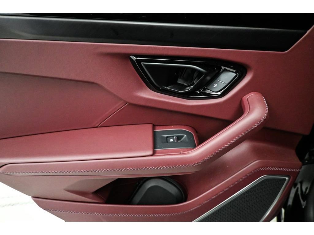 Used 2025 Lamborghini Urus SE image 31