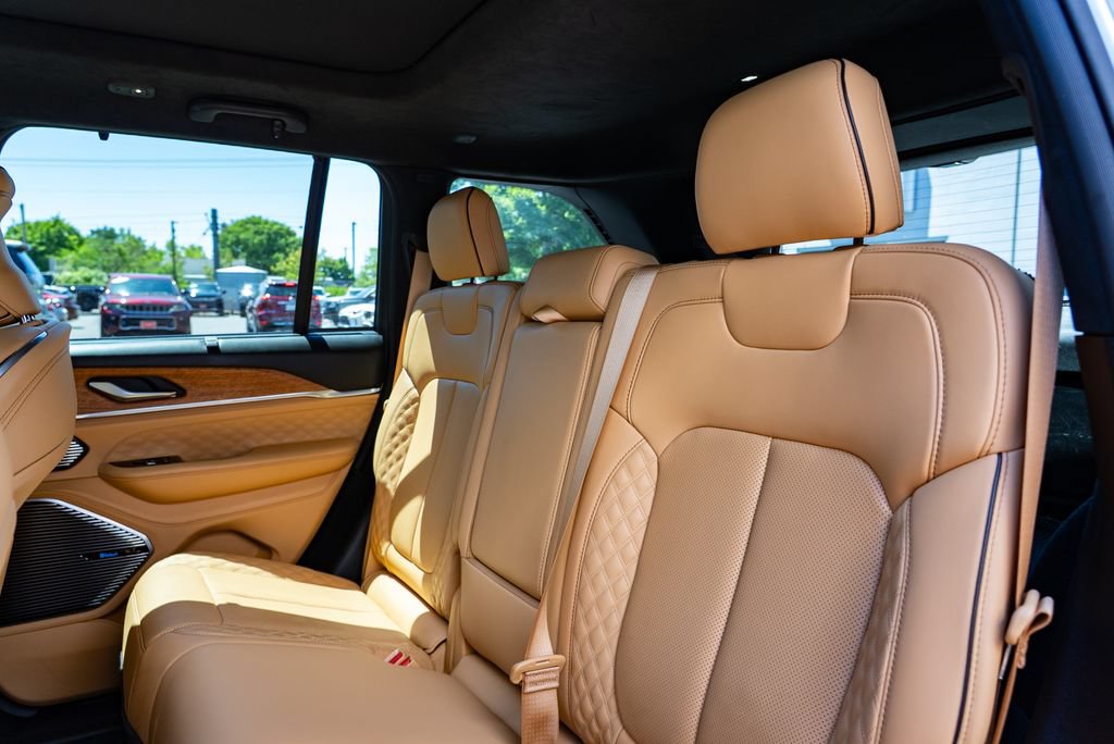 Used 2022 Jeep Grand Cherokee Summit AWD/4WD image 25