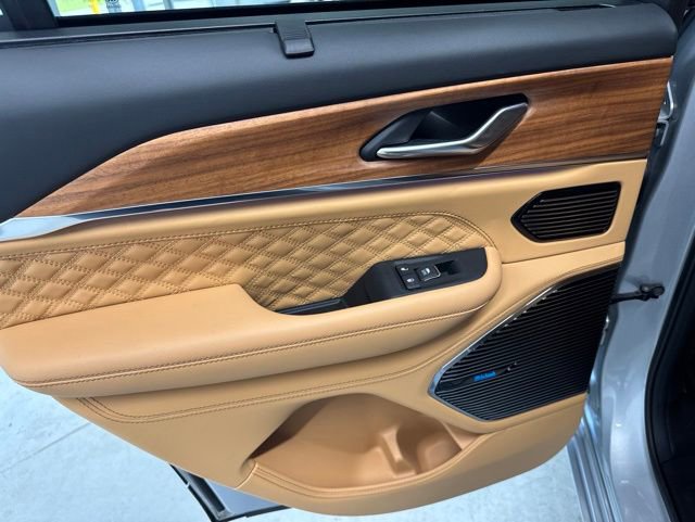 Used 2025 Jeep Grand Cherokee Summit AWD/4WD image 23