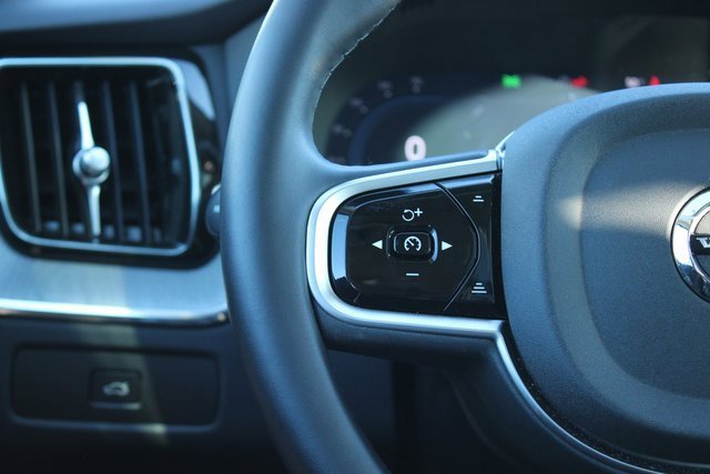 Used 2025 Volvo XC60 B5 Plus image 25