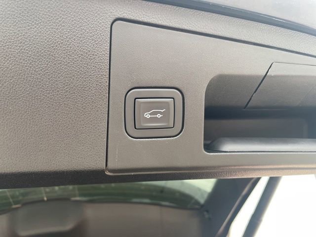 Used 2025 Cadillac XT4 Premium Luxury image 13