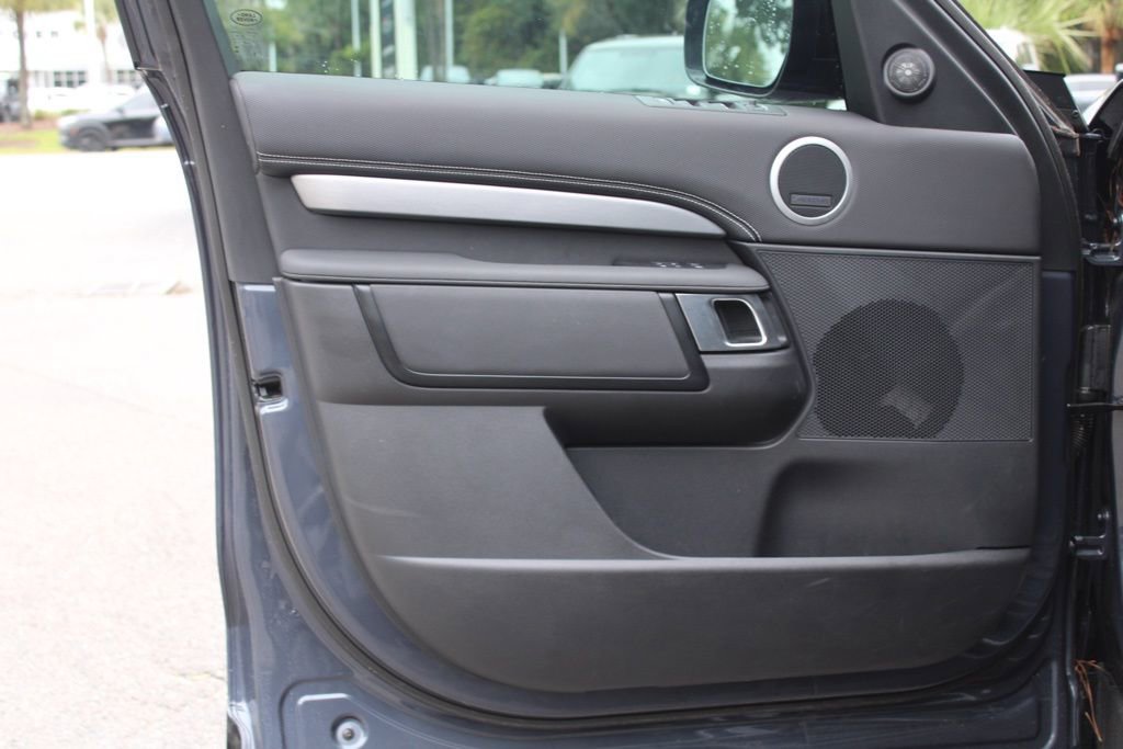 Certified 2025 Land Rover Discovery Dynamic SE image 11