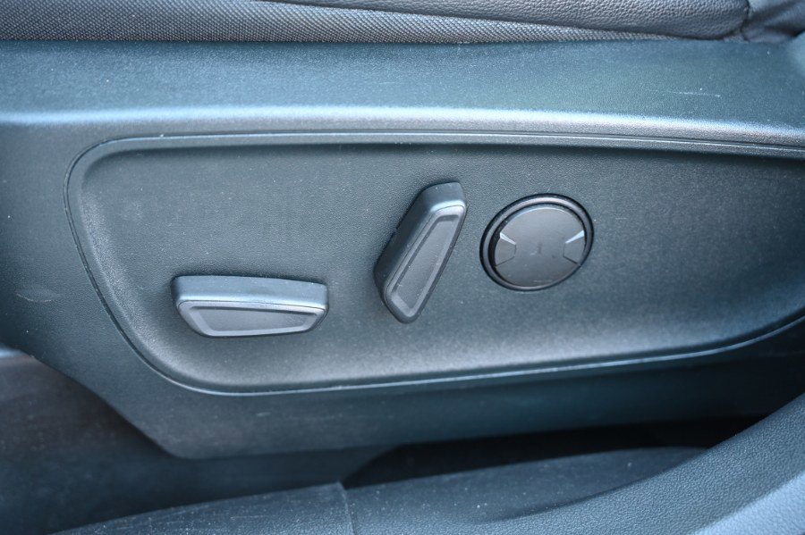 Used 2020 Ford Escape Titanium image 19