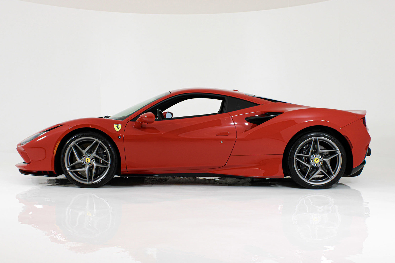 Certified 2021 Ferrari F8 Tributo RWD image 3