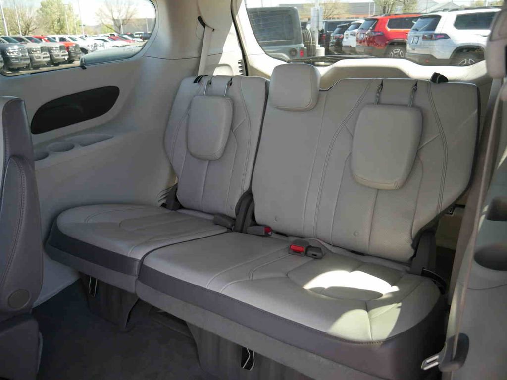 Used 2019 Chrysler Pacifica Touring-L w/ Advanced Safetytec Group image 16