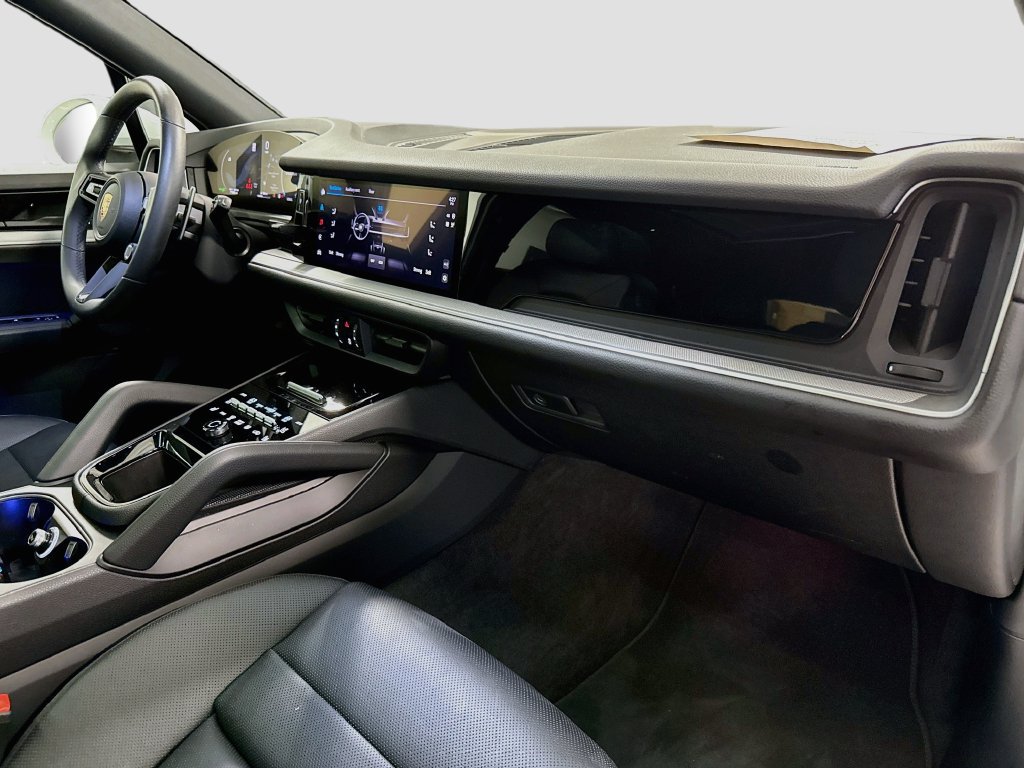 Certified 2025 Porsche Cayenne AWD/4WD image 30