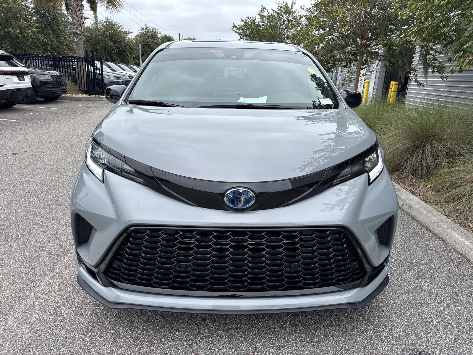 Used 2025 Toyota Sienna XSE w/ XSE Plus Package FWD image 8