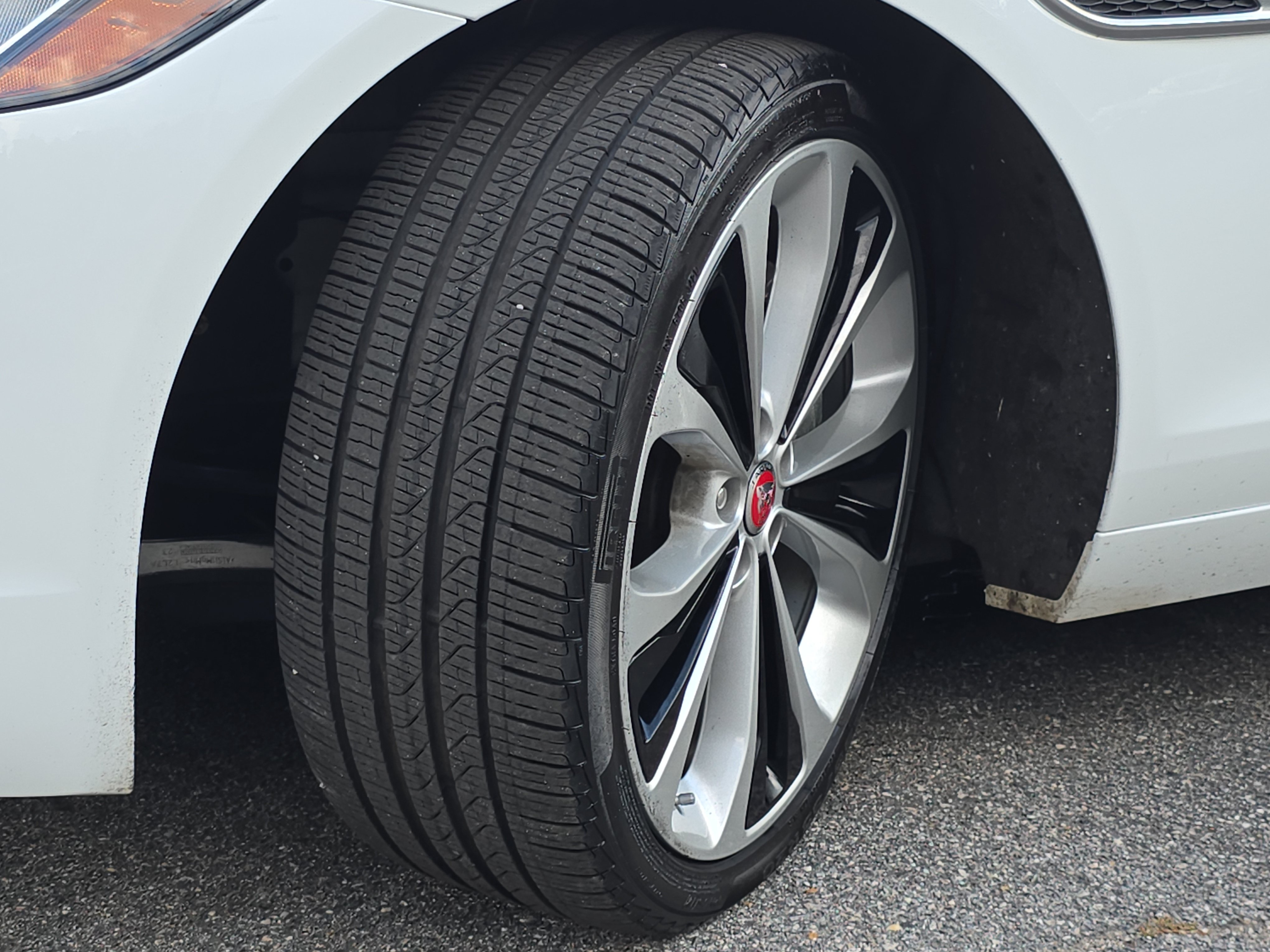 Used 2022 Jaguar XF SE RWD image 34