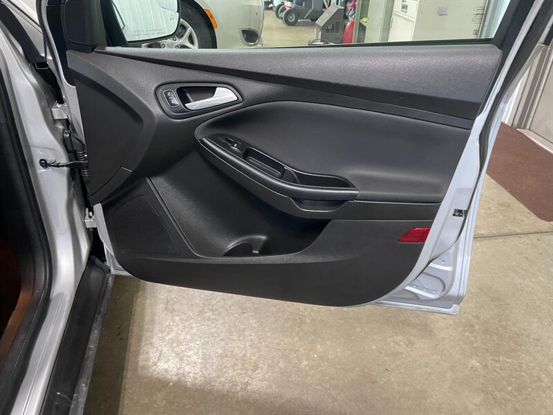 Used 2016 Ford Focus SE w/ SE Cold Weather Package FWD image 21