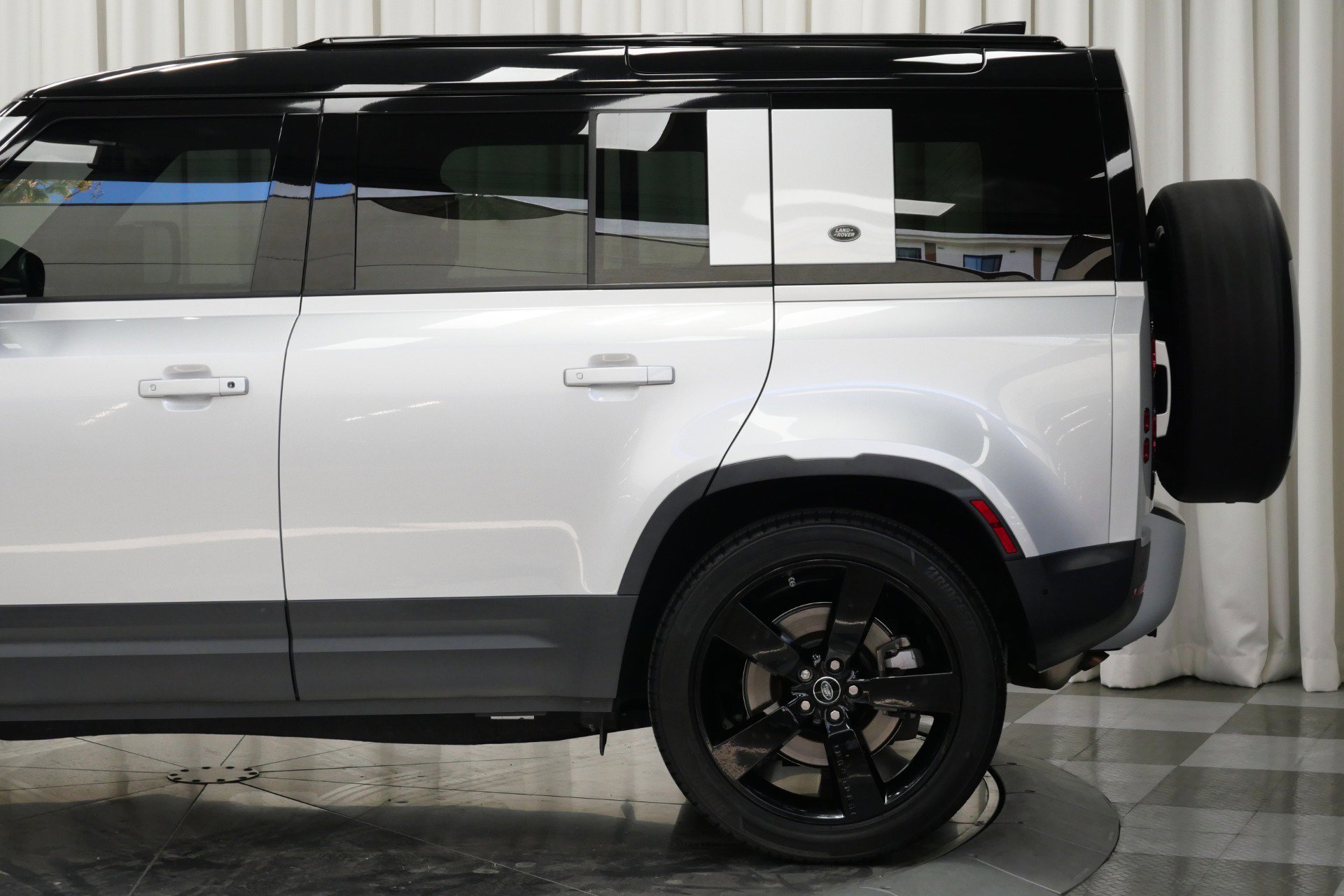 Used 2020 Land Rover Defender 110 First Edition image 11