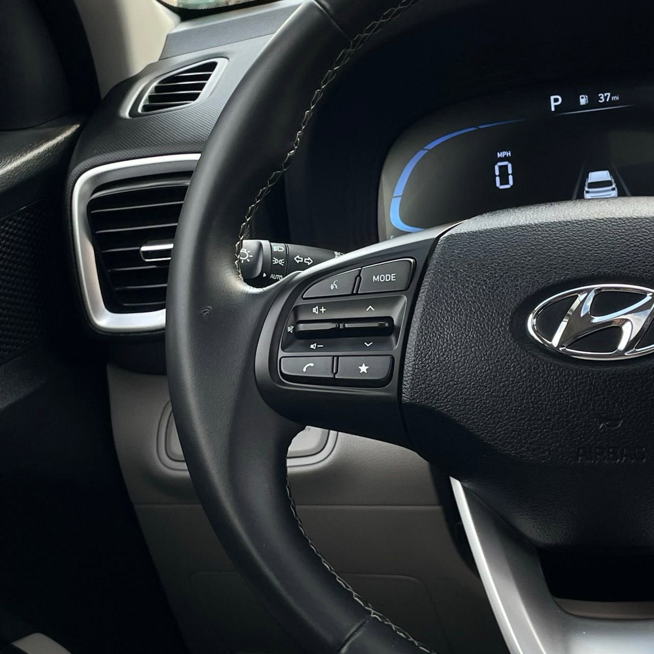Used 2025 Hyundai Venue SEL FWD image 13