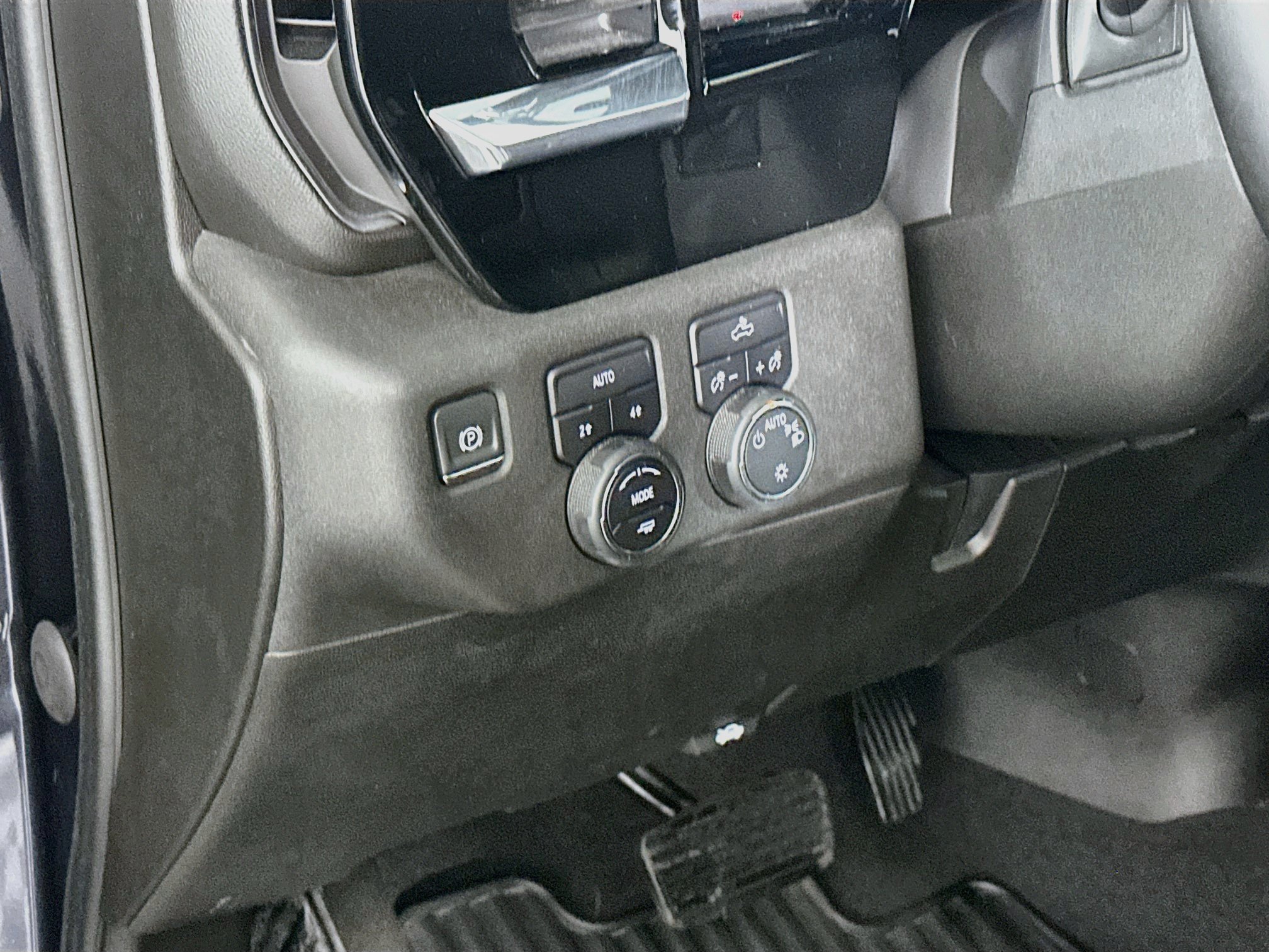Used 2024 Chevrolet Silverado 1500 LT AWD/4WD image 16